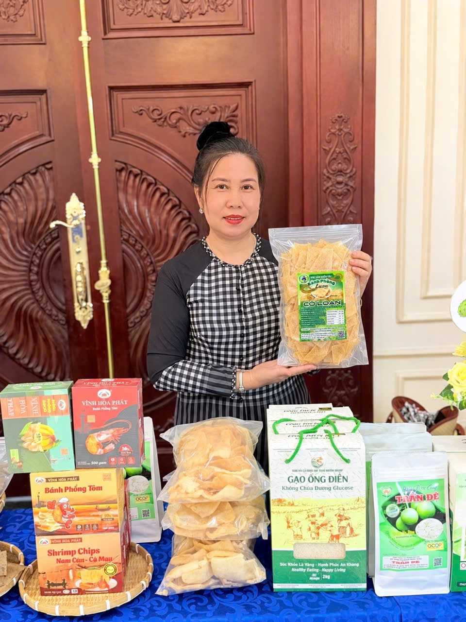 Cô Loan giới thiệu bánh phồng lươn