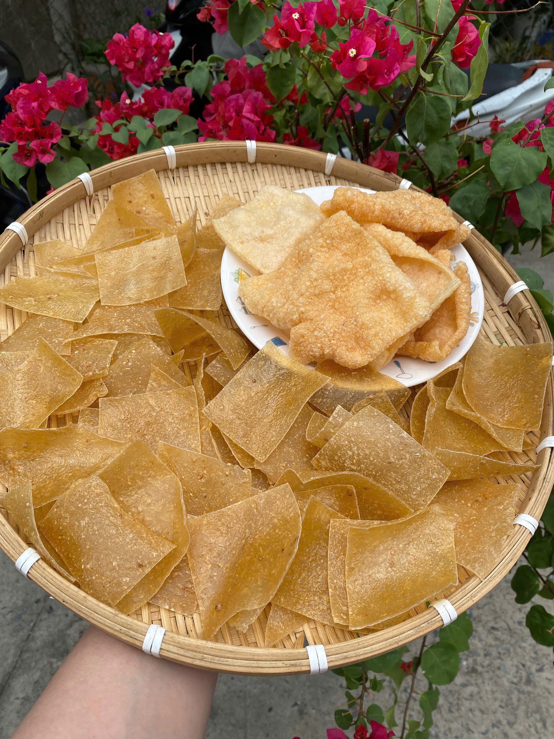 Bánh phồng lươn chưa chiên và bánh đã chiên